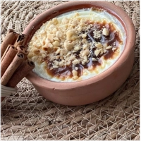 Romige Turkse rijstpudding, zoet en traditioneel bereid.